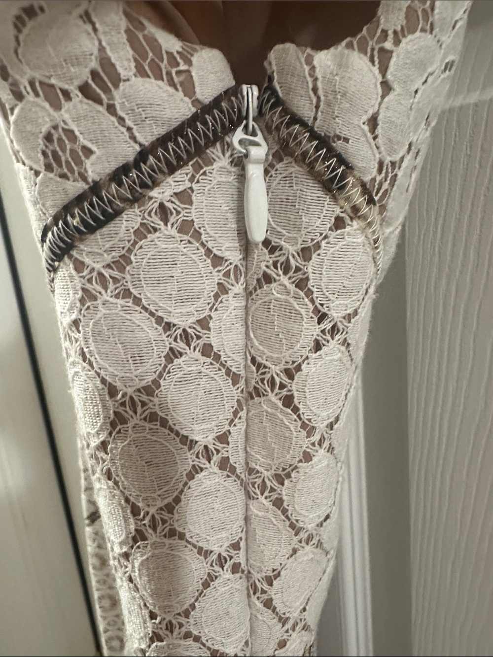 BCBG MAXAZRIA White Lace Sheath Dress with Contrast Trim Sz 4 Feminine Elegant - Picture 8 of 11